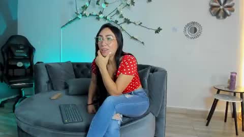mia_davis__ online show from 28, 7, 2026