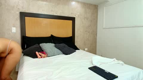 MIALOPEZ      .     Y      .      online show from 24, 2, 2025