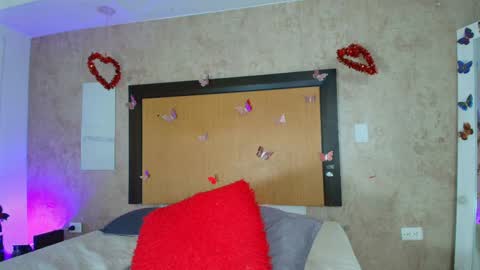 MIALOPEZ      .     Y      .      online show from 16, 4, 2026