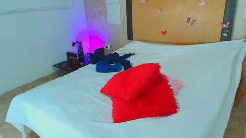 MIALOPEZ      .     Y      .      online show from 25, 4, 2026