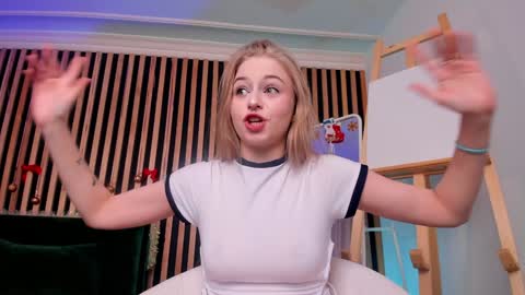 Snapshot of mia_meows chatting on 1, 1, 2025 Mia here Appreciate your support online show from 1, 1, 2025