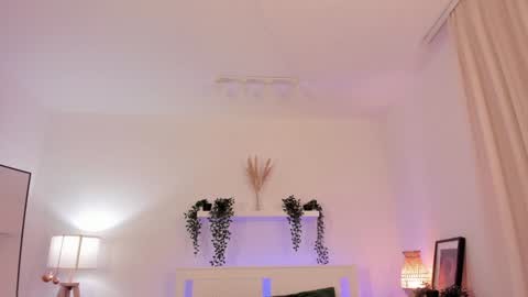 Snapshot of mia_meows chatting on 21, 1, 2025 Mia here Appreciate your support online show from 21, 1, 2025