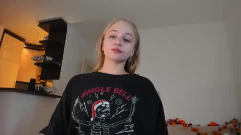 Snapshot of mia_meows chatting on 17, 9, 2025 Mia here Appreciate your support online show from 17, 9, 2025