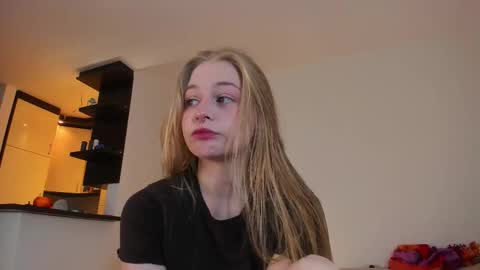 Snapshot of mia_meows chatting on 7, 10, 2025 Mia here Appreciate your support online show from 7, 10, 2025