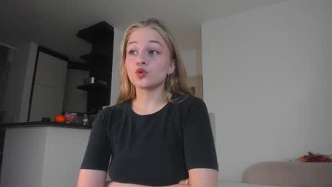 Snapshot of mia_meows chatting on 26, 10, 2025 Mia here Appreciate your support online show from 26, 10, 2025