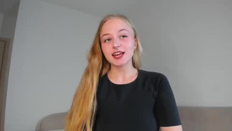 Snapshot of mia_meows chatting on 5, 11, 2025 Mia here Appreciate your support online show from 5, 11, 2025