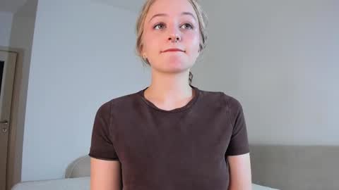 Snapshot of mia_meows chatting on 12, 11, 2025 Mia here Appreciate your support online show from 12, 11, 2025