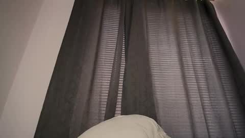 mia independent model online show from 15, 10, 2025