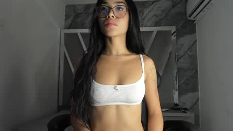 mia_petiteht online show from 28, 4, 2026