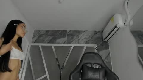 mia_petiteht online show from 6, 6, 2026