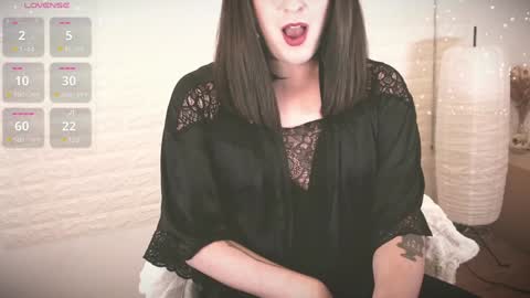 mia_wallase online show from 28, 12, 2024