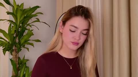 Mia White  online show from 23, 7, 2026