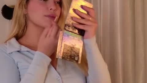 Mia White  online show from 29, 7, 2026