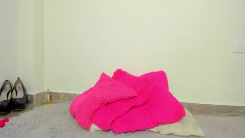 MIA INDEPENDENT MODEL  online show from 22, 12, 2024