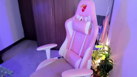 mia  nicolle online show from 29, 4, 2026