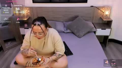 mia red hair molly short hair online show from 25, 7, 2026
