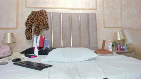 Miaasummer online show from 25, 4, 2026