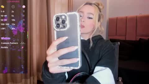 Snapshot of miacarperrlux chatting on 11, 4, 2026 MiaCarper online show from 11, 4, 2026
