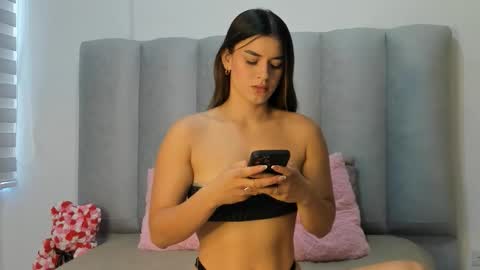 Snapshot of miacleark chatting on 6, 11, 2025 miacleark online show from 6, 11, 2025