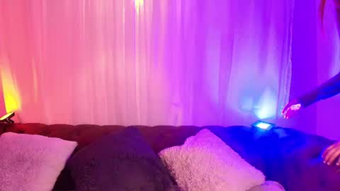 mialuxee_ online show from 27, 7, 2026