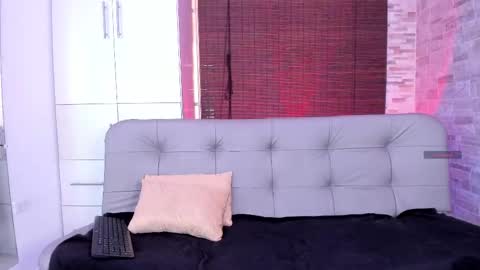 Mia online show from 4, 3, 2025