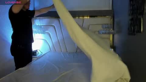 MichaelConnor  online show from 22, 2, 2025