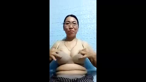 Snapshot of mickye00 chatting on 7, 5, 2026 Miky online show from 7, 5, 2026