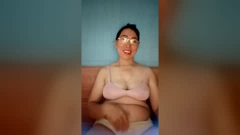 Snapshot of mickye00 chatting on 4, 7, 2026 Miky online show from 4, 7, 2026
