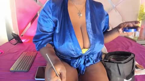 Snapshot of miiaacollinss chatting on 5, 11, 2025 Mia collins online show from 5, 11, 2025