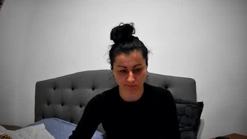 Mikyloveu online show from 10, 2, 2025