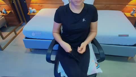 Snapshot of mila_kiitty chatting on 6, 5, 2026 Milena online show from 6, 5, 2026