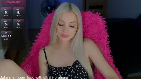 Snapshot of milanafox_ chatting on 17, 12, 2024 Lana online show from 17, 12, 2024