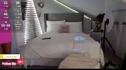 Snapshot of milfblondy chatting on 24, 2, 2025 Ingrid online show from 24, 2, 2025