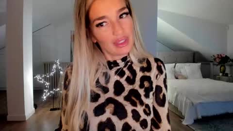 Snapshot of milfblondy chatting on 19, 12, 2025 Ingrid online show from 19, 12, 2025