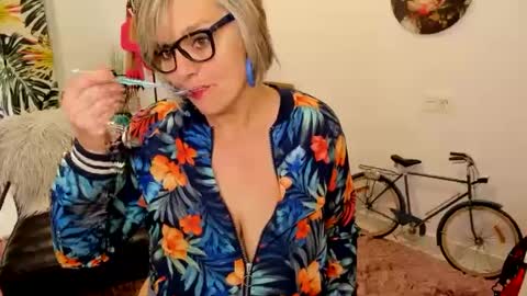 MilfElla online show from 8, 2, 2025