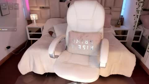 Snapshot of milly_white chatting on 26, 5, 2026 Milena online show from 26, 5, 2026