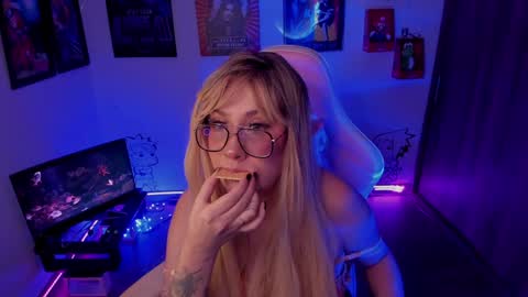 Monkey D Maddie online show from 3, 12, 2024