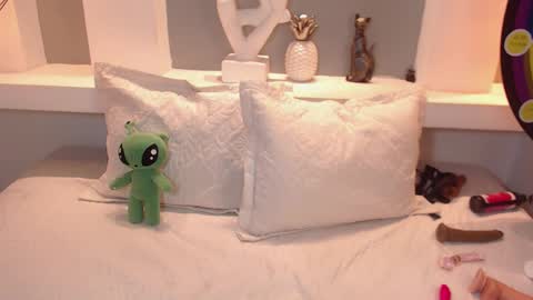 Snapshot of milu_w4llace chatting on 20, 9, 2025 Milu Wallace online show from 20, 9, 2025