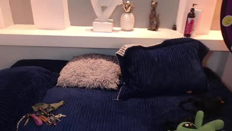 Snapshot of milu_w4llace chatting on 21, 10, 2025 Milu Wallace online show from 21, 10, 2025