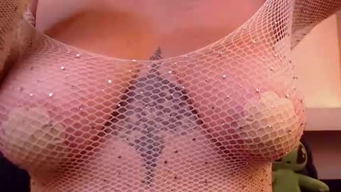 Snapshot of milu_w4llace chatting on 28, 11, 2025 Milu Wallace online show from 28, 11, 2025