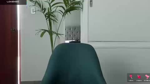   Mini Mila Kunis ft Ashton Katchero. Follow me to stay in touch  online show from 19, 9, 2025