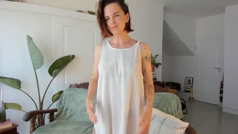 Snapshot of missalexthorn chatting on 1, 12, 2025 Alexandra Thorn online show from 1, 12, 2025