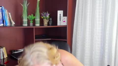 Escarlet online show from 20, 2, 2025