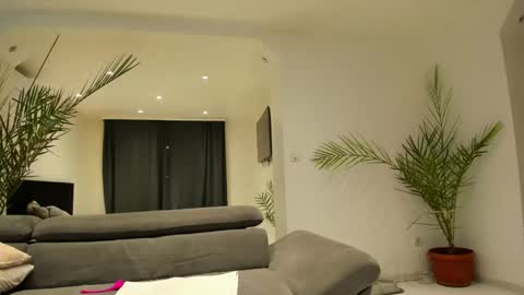 Jennifer  Johnny online show from 26, 2, 2025