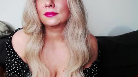 Missqueen1416 online show from 10, 3, 2025