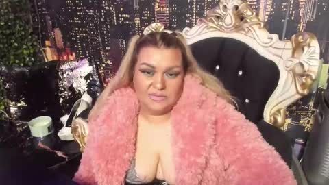 QueenT online show from 4, 11, 2025