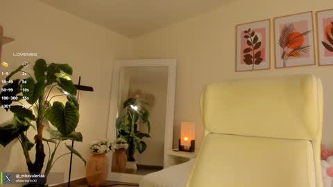 Valeria Davila online show from 4, 12, 2025