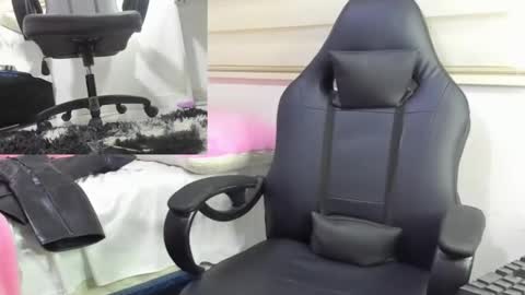 Snapshot of mistress_findom chatting on 19, 9, 2025 mistress_findom online show from 19, 9, 2025