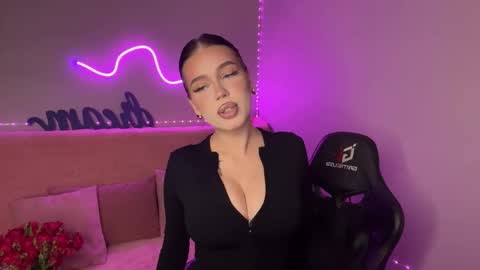 Mia online show from 6, 11, 2025