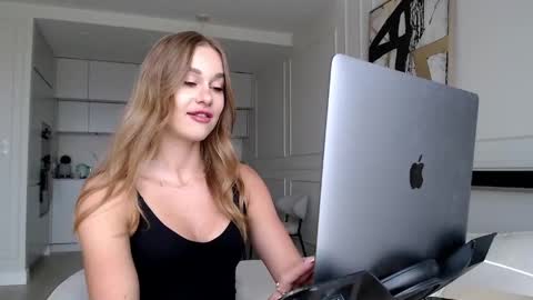 mistressuniverse online show from 4, 6, 2026